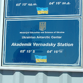 sign announcing location