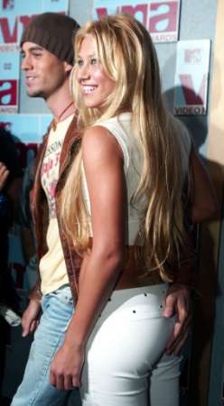 Singer Enrique Iglesias and tennis player Anna Kournikova arrive at the 2002 MTV Video Music Awards at Radio City Music Hall in New York on August 29, 2002. Photo by Jeff Christensen