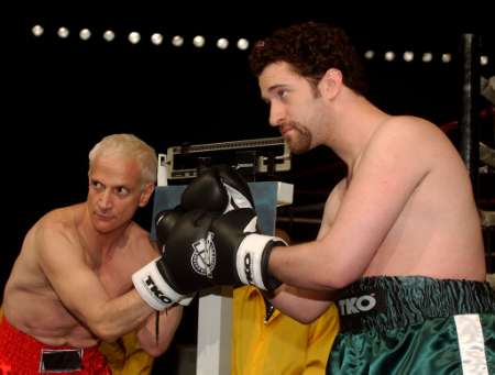 Actors Ron Palillo (L) and Dustin Diamond pose for photographers during the weigh-in for Celebrity Boxing 2 in Los Angeles, California, May 14, 2002. The two will face each other during Celebrity Boxing 2 which will air May 22 on Fox. Photo by John Hayes