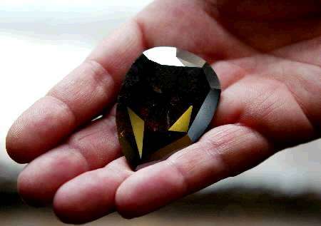 ''The Vulcan'', the biggest single crystal diamond of 178.88 carats ever sold by auction is displayed in Paris on June 13, 2002. Photo by Eric Gaillard