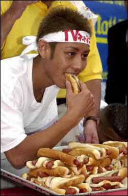 Un japonais de 24 ans a battu jeudi  New York son propre record du monde du plus gros mangeur de hot-dog, en ingurgitant 50 hot dogs et demi en 12 minutes. Photo by Henny Ray Abrams