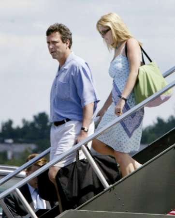 Jenna Bush (R), daughter of resident George W. Bush, follows Marvin Bush, brother of the resident, down the steps of Air Force One after arriving at Sanford Regional Airport in Maine, July 5, 2002. Photo by Larry Downing