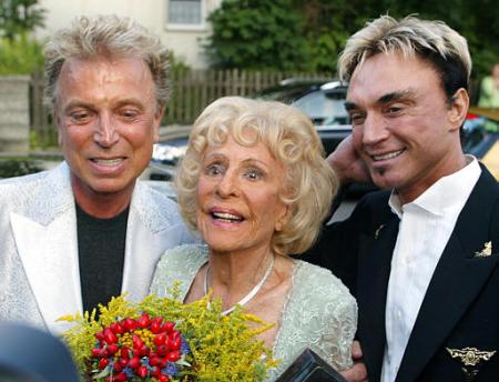 Leni Riefenstahl, center, and the entertainers Siegfried, left, and Roy, right, arrive in a hotel in Feldafing near Munich, on Thursday, Aug. 22, 2002. Riefenstahl, who became famous with films she produced for the Nazis between 1932 and 1945, is celebrating her 100th birthday Thursday. Photo by Jan Pitman