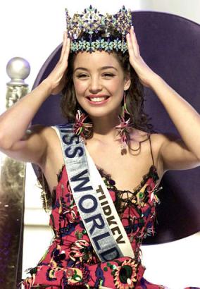 Miss World 2002 Azra Akin from Turkey lifts her crown after winning the event in London Saturday, Dec. 7, 2002. Photo by Alastair Grant