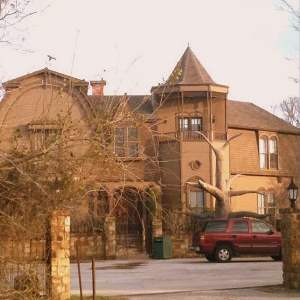 Munster Mansion replica in Waxahachie, Texas (photo by Tui Snider)