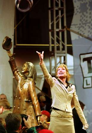 Mary Tyler Moore tosses her tam skyward replicating the action shown during the opening credits of the 1970's sitcom, 