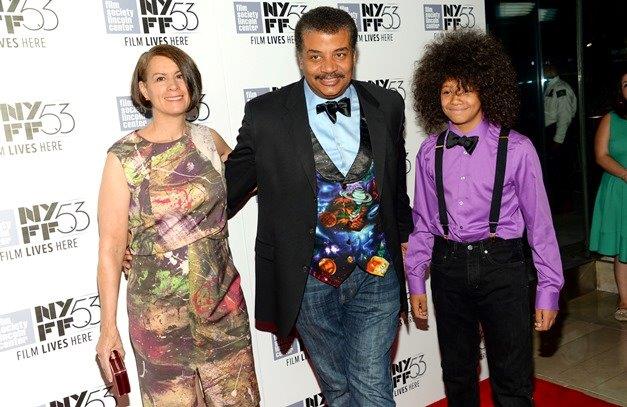 Neil deGrasse Tyson, son Travis Tyson and wife Alice Young attend the 2017 Creative Arts