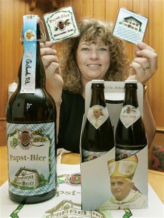 Sabine Goldhan, Mitarbeiterin der Privatbrauerei Weideneder, praesentiert am Mittwoch, 20. Juli 2005, in der Verwaltung der Brauerei in Tann im Landkreis Pfarrkirchen das 