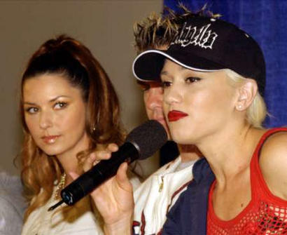 Super Bowl XXXVII halftime entertainers Shania Twain (L) and Gwen Stefani (R), lead singer for the band No Doubt, speak to reporters in San Diego, California January 23, 2002. Photo by Brian Snyder