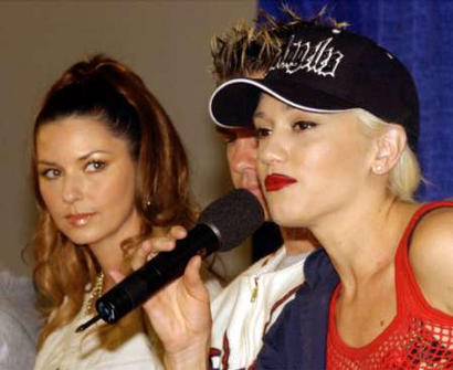 Super Bowl XXXVII halftime entertainers Shania Twain (L) and Gwen Stefani (R), lead singer for the band No Doubt, speak to reporters in San Diego, California January 23, 2002. Photo by Brian Snyder