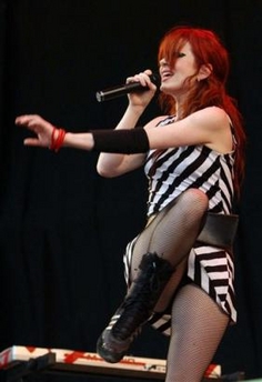 shirley-manson2_062605.jpg