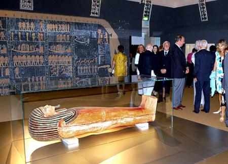 Visitors crowd Venice's Palazzo Grassi, northern Italy, Sunday, Sept. 8, 2002, during the unveiling of the exhibit ''The Pharoahs''. The exhibit will be open from Monday, Sept. 9 through May 25, 2003, showing some 300 pieces from 34 museums around the world, including the New York Metropolitan Museum. Photo by Francesco Proietti