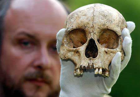 English heritage archaeologist Pete Wilson holds the skull of a 4th century castrated priest unearthed from a grave at Catterick, North Yorkshire in this undated photo. The remains of the young Roman man, who apparently dressed as a woman, show a previously unknown side of Britain's ancient history, archaeologists said May 21, 2002.