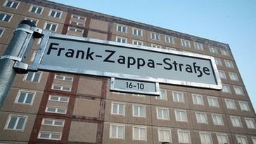 Ein Strassenschild mit der Aufschrift 'Frank-Zappa-Strasse', aufgenommen am Samstag 28. Juli 2007 in Berlin. Auf dem Gelaende des ORWOhauses , einem Probehaus fuer mehr als 140 Bands, fand ein Musikfestival statt, um die Umbenennung der 'Strasse 13' in Marzahn in die 'Frank-Zappa-Strae' zu feiern. (Photo by Miguel Villagran)